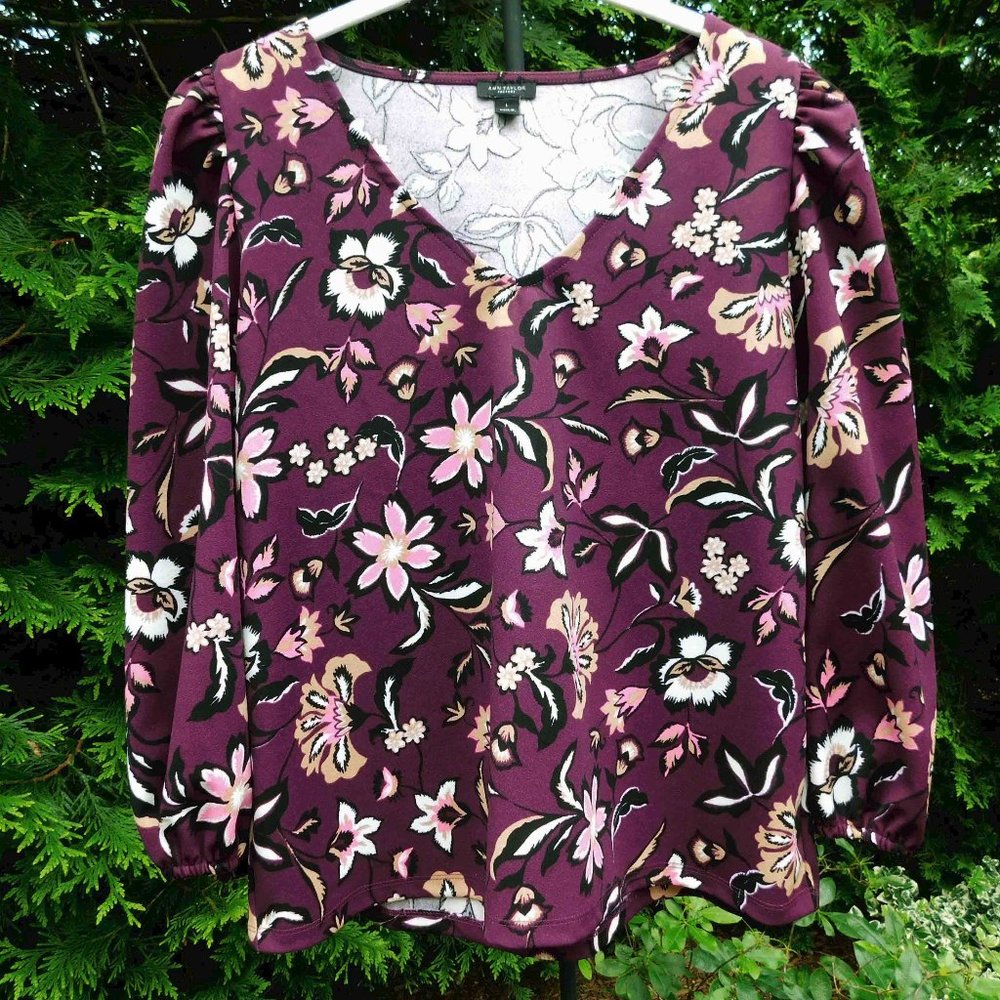 Ann Taylor Beautiful Floral Print V-Neck Top - Picture 1 of 3